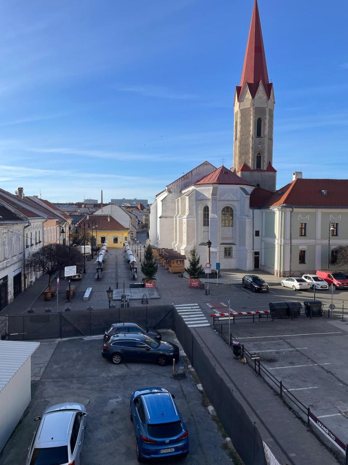 Varady'S Large Apartment With Private Parking Košice Exteriér fotografie